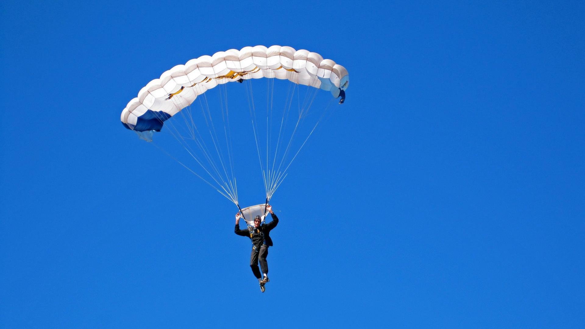 LOL赛后选手落泪引发网友共情圈粉无数,lol职业比赛选手后面的人是什么