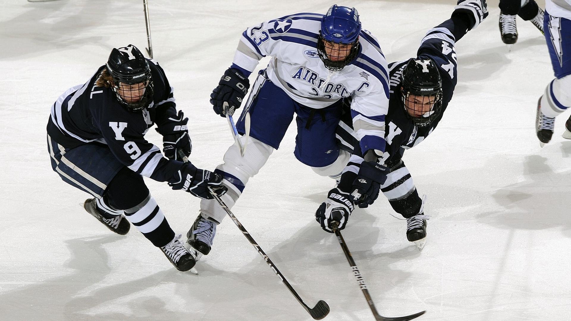 沃尔夫斯堡双边推进压制对手两翼，沃尔夫斯堡队