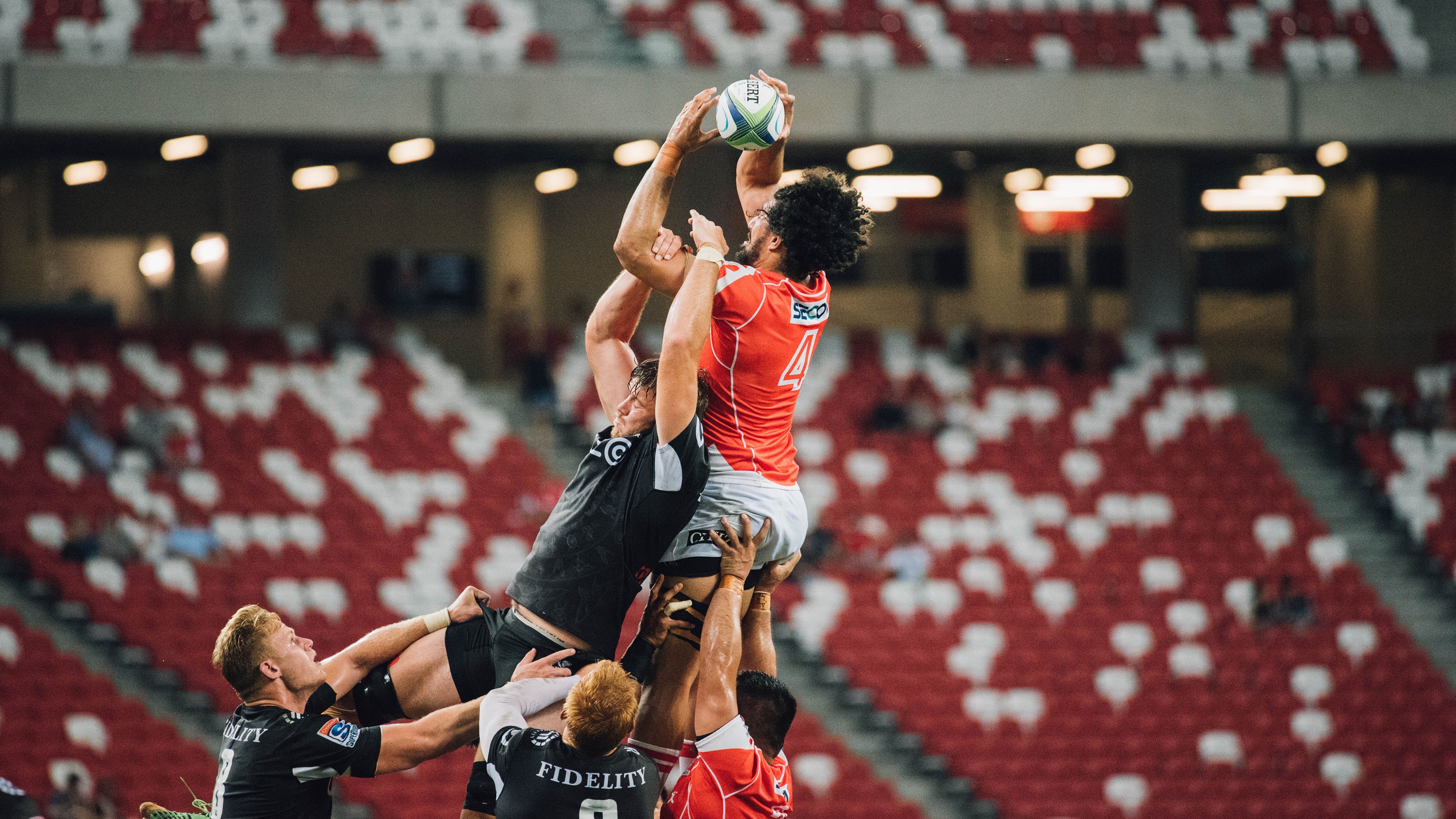 17分大胜!约基奇32+14+14,赛后约基奇快步退场,约翰逊一把抱住哈利伯顿